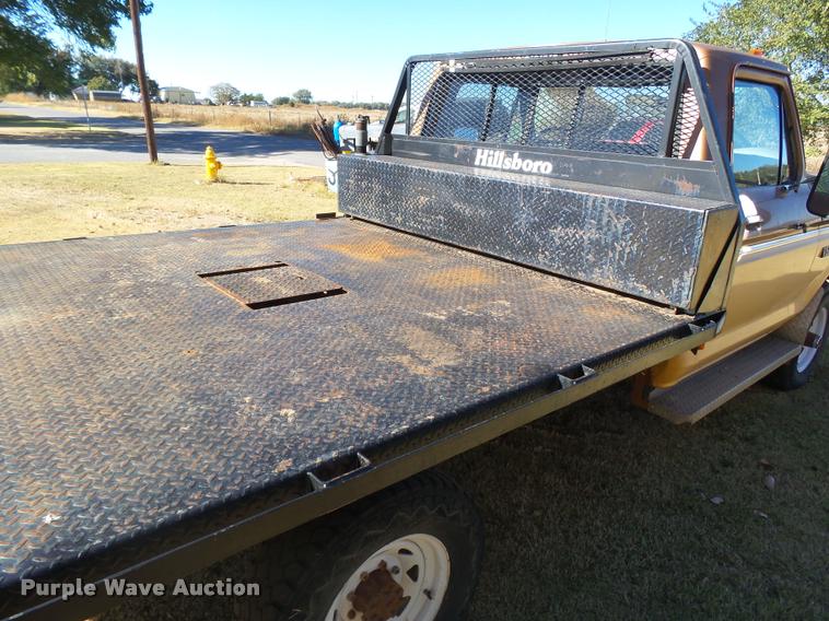 image for item DA4747 1974 Ford F250 flatbed pickup truck