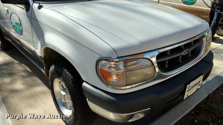 image for item DB0764 2001 Ford Explorer XLT SUV