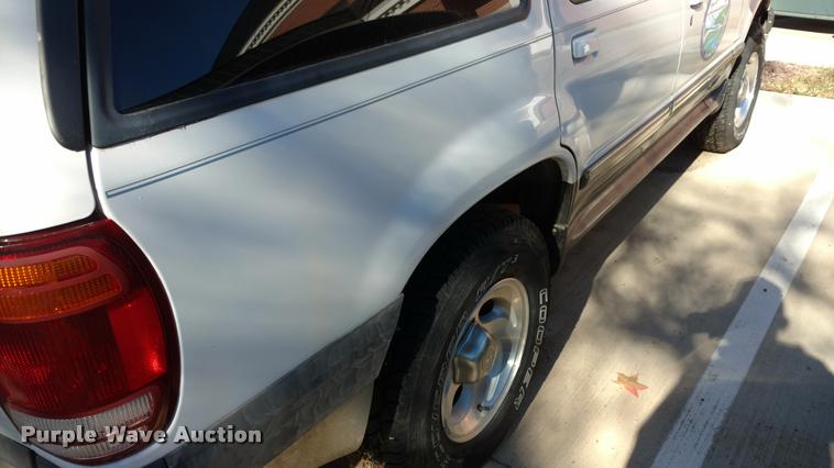 image for item DB0764 2001 Ford Explorer XLT SUV