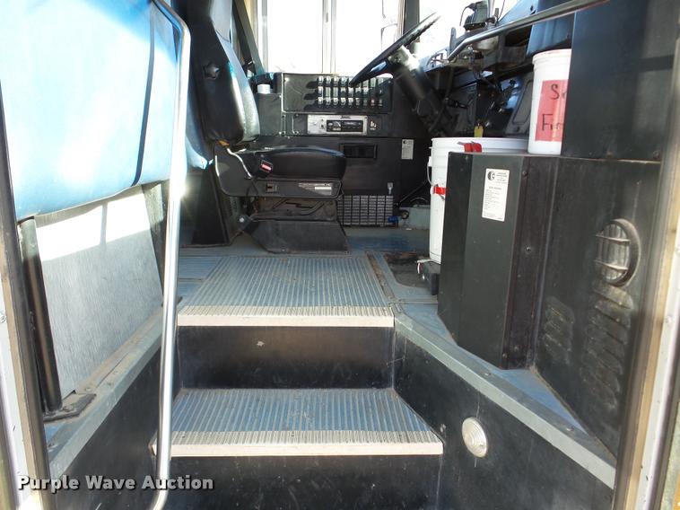 image for item DB5266 1999 International 3800 Thomas school bus