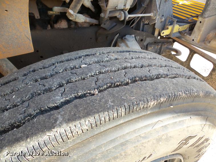 image for item DB5266 1999 International 3800 Thomas school bus