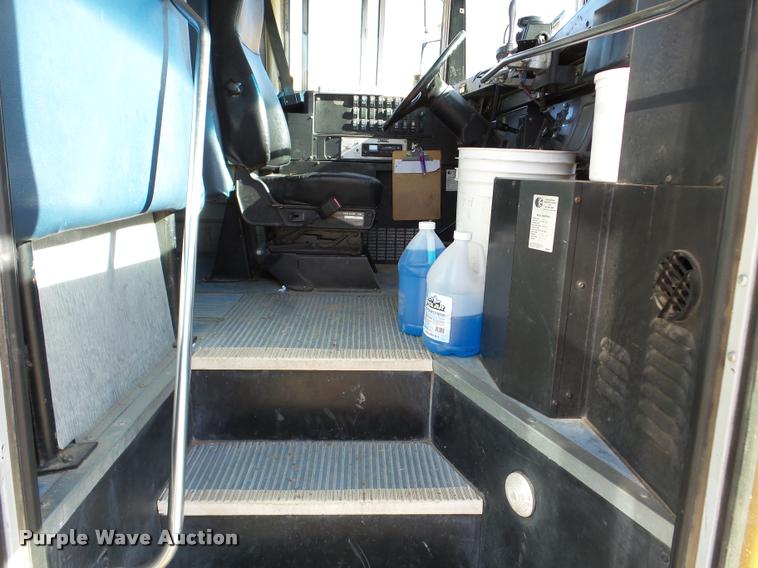 image for item DB5268 1999 International 3800 Thomas school bus