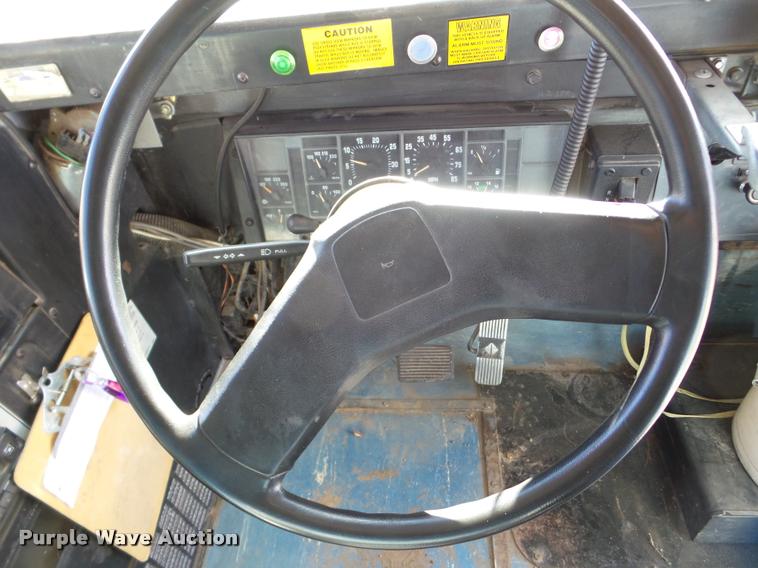 image for item DB5268 1999 International 3800 Thomas school bus