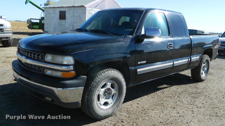 image for item J5034 2000 Chevrolet 1500 Ext. Cab pickup truck