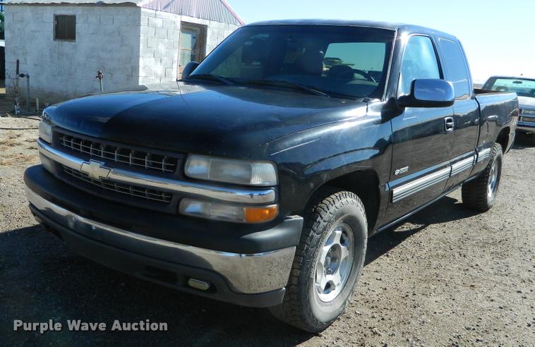 image for item J5034 2000 Chevrolet 1500 Ext. Cab pickup truck