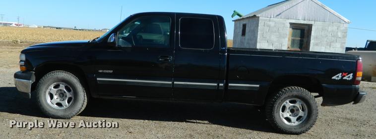 image for item J5034 2000 Chevrolet 1500 Ext. Cab pickup truck