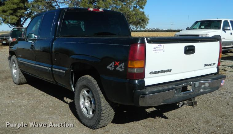 image for item J5034 2000 Chevrolet 1500 Ext. Cab pickup truck