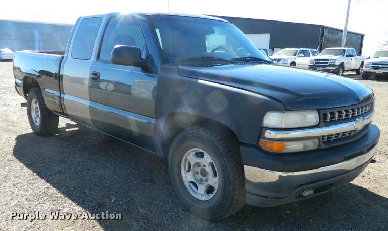 image for item J5034 2000 Chevrolet 1500 Ext. Cab pickup truck