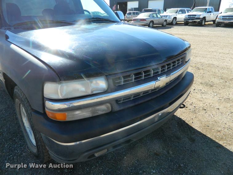 image for item J5034 2000 Chevrolet 1500 Ext. Cab pickup truck