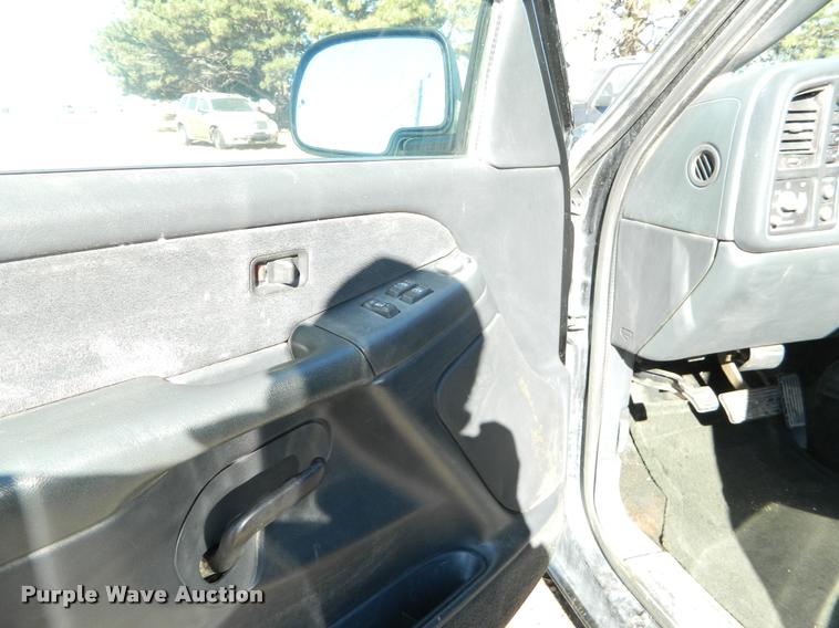 image for item J5034 2000 Chevrolet 1500 Ext. Cab pickup truck