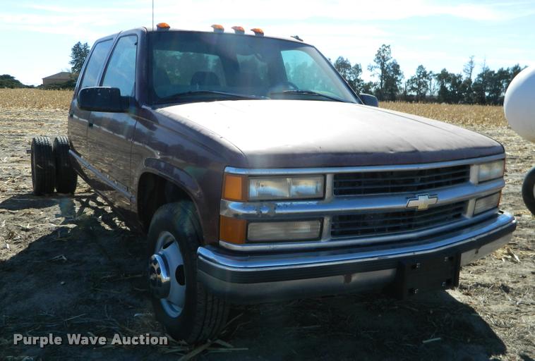 image for item J5039 1997 Chevrolet 3500 Crew Cab pickup truck