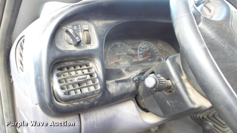 image for item J5725 2001 Dodge Ram 2500 Laramie SLT Quad Cab flatbed pickup truck