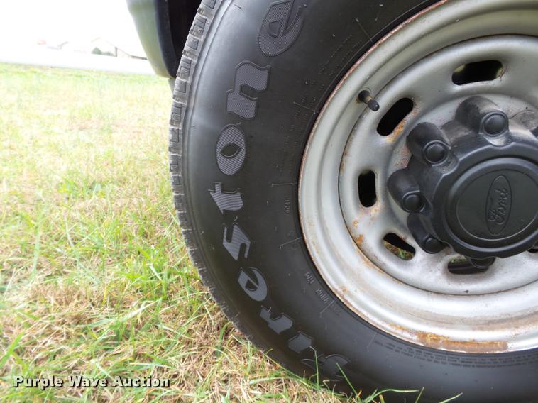 image for item K3426 2003 Ford F250 Super Duty Crew Cab flat bed truck