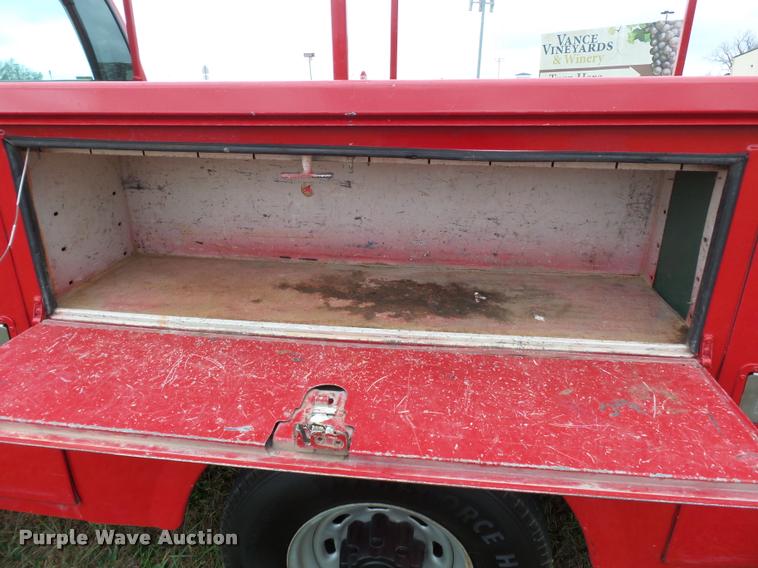 image for item K3426 2003 Ford F250 Super Duty Crew Cab flat bed truck