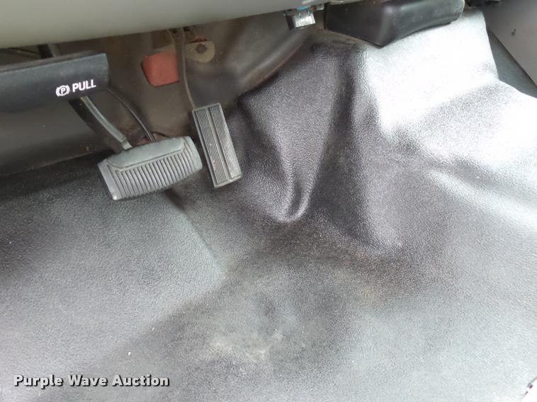 image for item K3426 2003 Ford F250 Super Duty Crew Cab flat bed truck