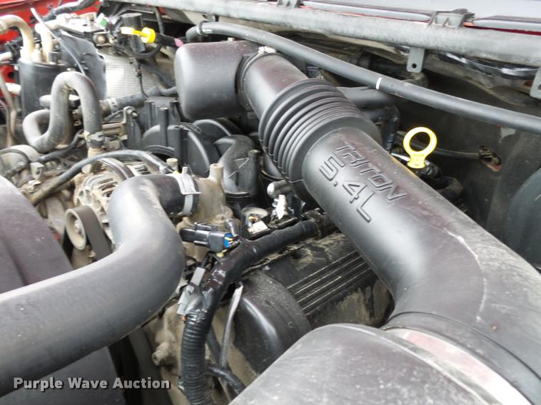 image for item K3426 2003 Ford F250 Super Duty Crew Cab flat bed truck