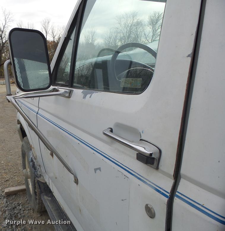 image for item K5545 1992 Ford F350 flatbed pickup truck