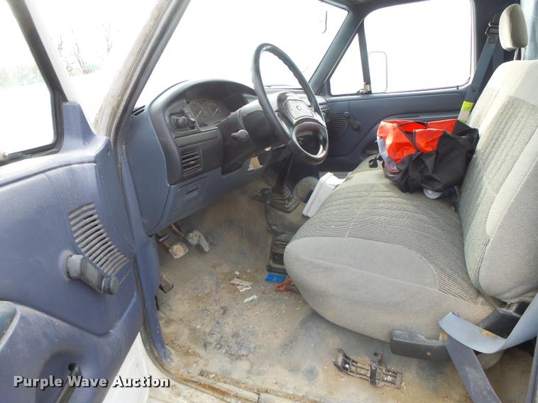 image for item K5545 1992 Ford F350 flatbed pickup truck