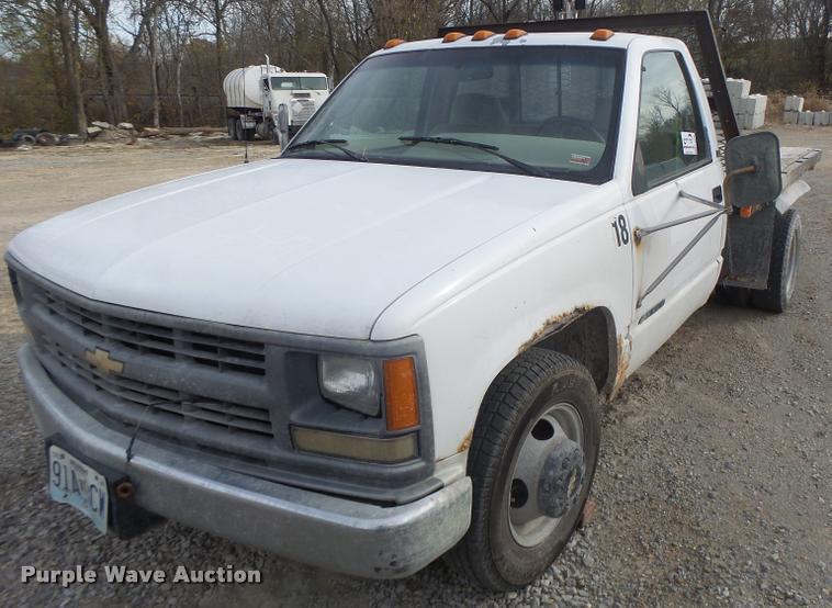 image for item K5546 1995 Chevrolet 3500 flatbed pickup truck