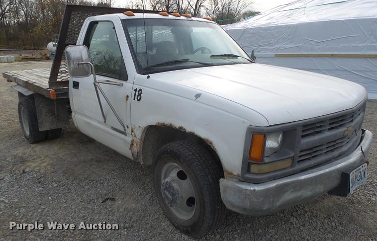 image for item K5546 1995 Chevrolet 3500 flatbed pickup truck
