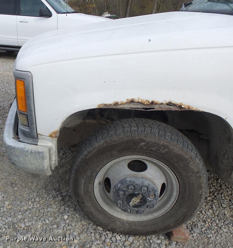 image for item K5546 1995 Chevrolet 3500 flatbed pickup truck