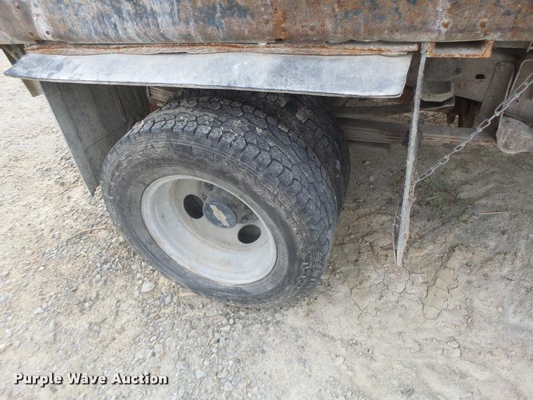 image for item K5546 1995 Chevrolet 3500 flatbed pickup truck