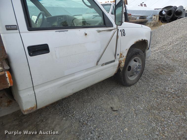 image for item K5546 1995 Chevrolet 3500 flatbed pickup truck