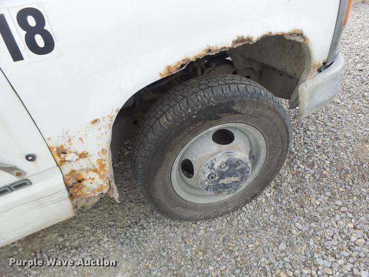 image for item K5546 1995 Chevrolet 3500 flatbed pickup truck