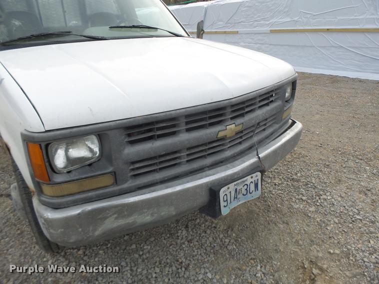 image for item K5546 1995 Chevrolet 3500 flatbed pickup truck