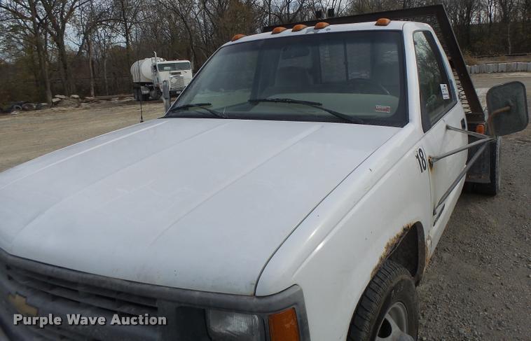 image for item K5546 1995 Chevrolet 3500 flatbed pickup truck