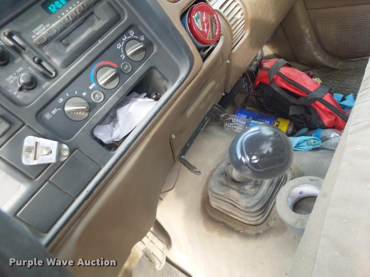 image for item K5546 1995 Chevrolet 3500 flatbed pickup truck