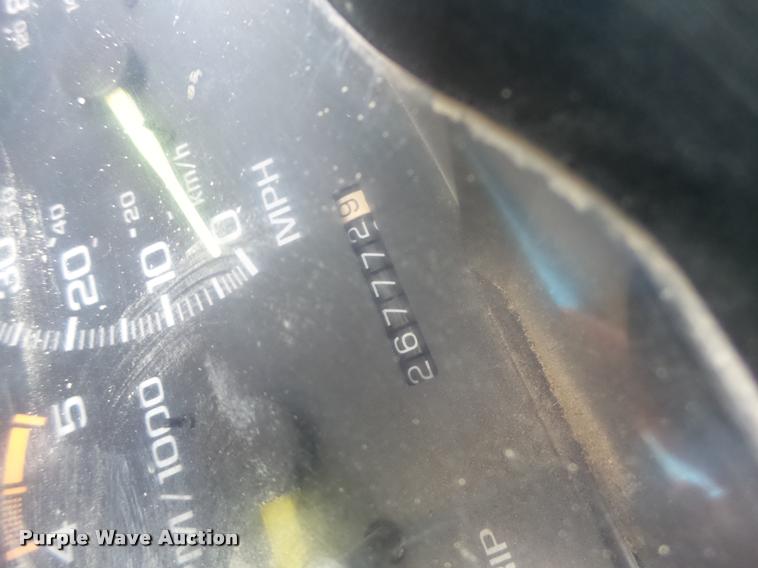 image for item K5546 1995 Chevrolet 3500 flatbed pickup truck