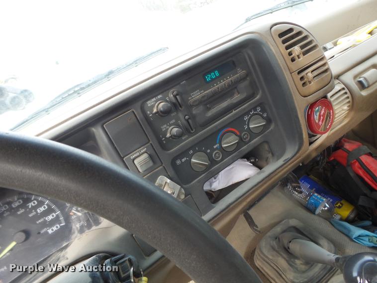 image for item K5546 1995 Chevrolet 3500 flatbed pickup truck