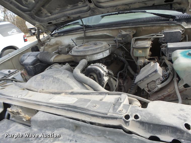 image for item K5546 1995 Chevrolet 3500 flatbed pickup truck