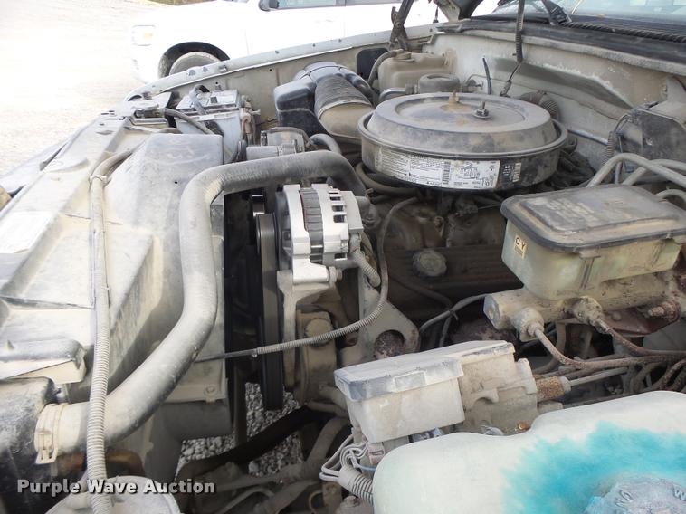 image for item K5546 1995 Chevrolet 3500 flatbed pickup truck