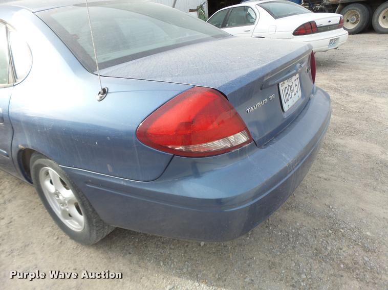 image for item K5547 2004 Ford Taurus