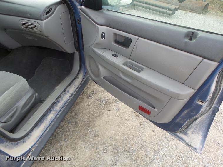 image for item K5547 2004 Ford Taurus