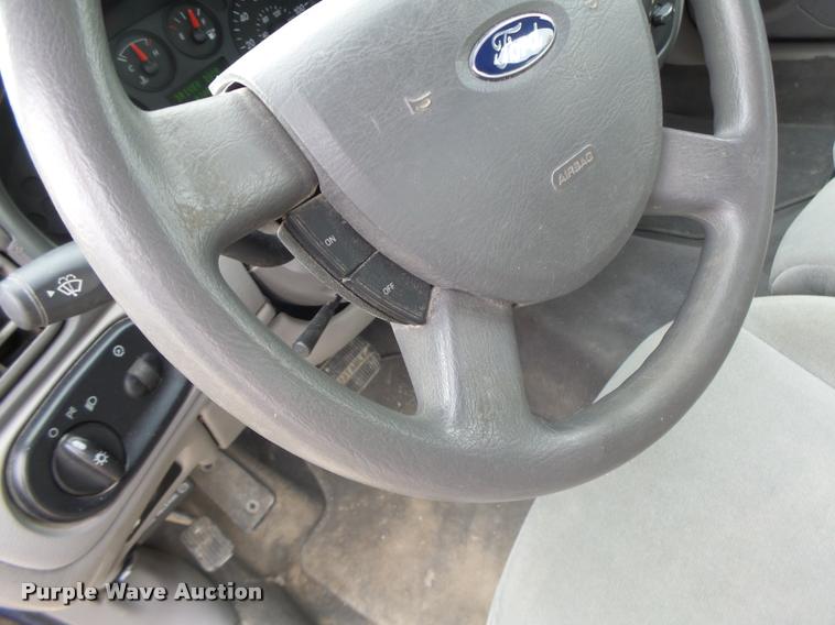 image for item K5547 2004 Ford Taurus