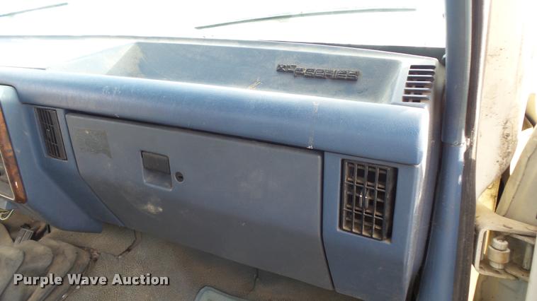 image for item K8101 1987 Ford F350 XL dump bed pickup truck