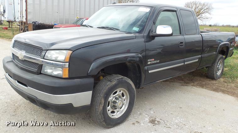 image for item K8104 2004 Chevrolet Silverado 2500 Ext. Cab pickup truck
