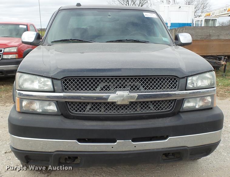 image for item K8104 2004 Chevrolet Silverado 2500 Ext. Cab pickup truck