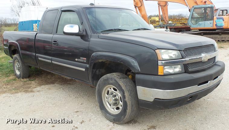 image for item K8104 2004 Chevrolet Silverado 2500 Ext. Cab pickup truck