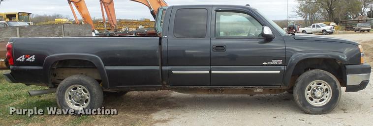 image for item K8104 2004 Chevrolet Silverado 2500 Ext. Cab pickup truck