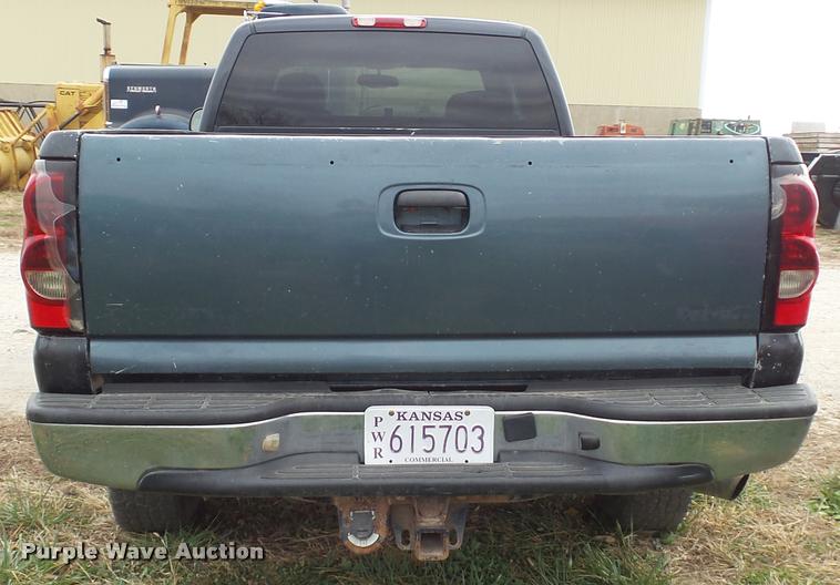 image for item K8104 2004 Chevrolet Silverado 2500 Ext. Cab pickup truck