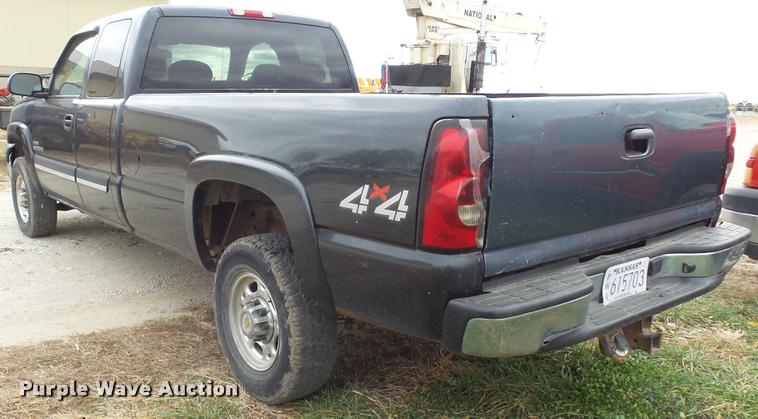 image for item K8104 2004 Chevrolet Silverado 2500 Ext. Cab pickup truck