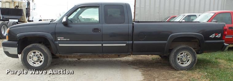 image for item K8104 2004 Chevrolet Silverado 2500 Ext. Cab pickup truck