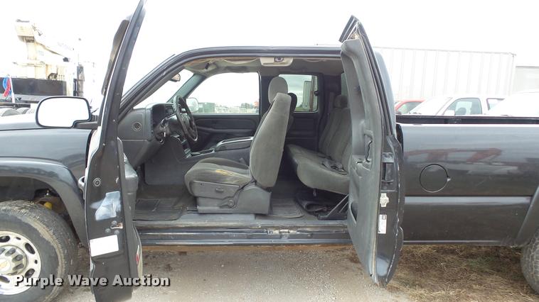 image for item K8104 2004 Chevrolet Silverado 2500 Ext. Cab pickup truck