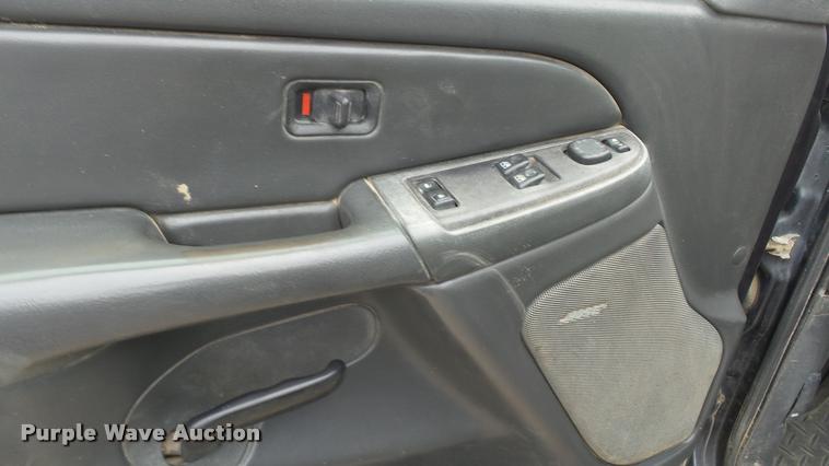 image for item K8104 2004 Chevrolet Silverado 2500 Ext. Cab pickup truck