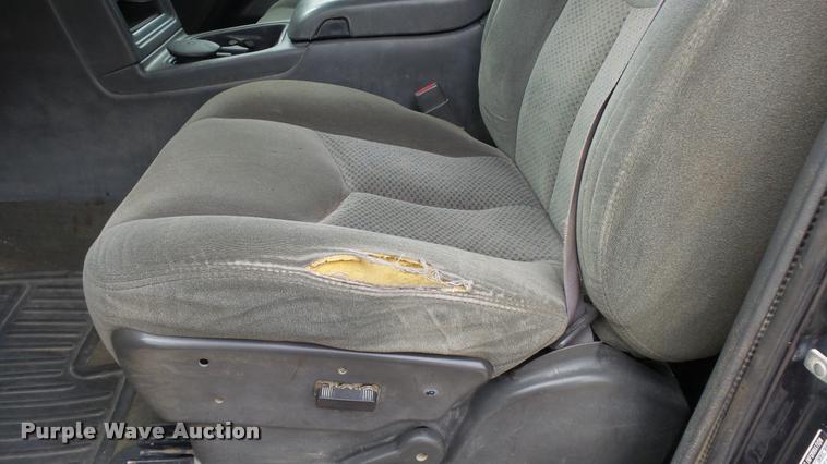 image for item K8104 2004 Chevrolet Silverado 2500 Ext. Cab pickup truck