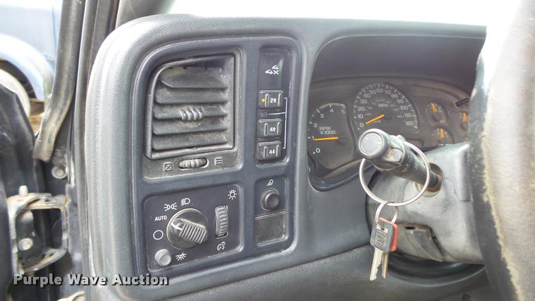 image for item K8104 2004 Chevrolet Silverado 2500 Ext. Cab pickup truck